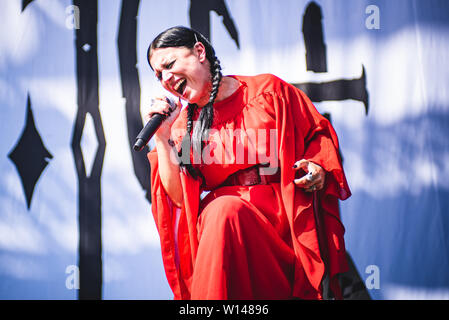 Cristina Scabbia, chanteuse du groupe de metal gothique italien Lacuna Coil, spectacle sur scène à Bologne, au parc 2019 Sonic Bologne première édition, ouverture à Slipknot. (Photo par Alessandro Bosio / Pacific Press) Banque D'Images