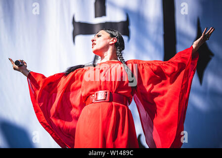 Cristina Scabbia, chanteuse du groupe de metal gothique italien Lacuna Coil, spectacle sur scène à Bologne, au parc 2019 Sonic Bologne première édition, ouverture à Slipknot. (Photo par Alessandro Bosio / Pacific Press) Banque D'Images