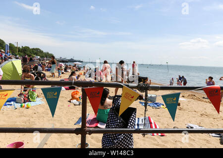 Leigh on Sea, Royaume-Uni. 30 Juin, 2019. Les gens sur la plage profiter du soleil. Temps chaud dans de vieux Leigh, Essex. Penelope Barritt/Alamy Live News Banque D'Images