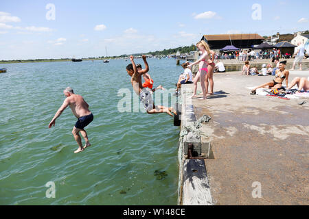 Leigh on Sea, Royaume-Uni. 30 Juin, 2019. Les gens sautent dans la marée haute à refroidir. Temps chaud dans de vieux Leigh, Essex. Penelope Barritt/Alamy Live News Banque D'Images