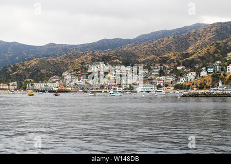 Avalon, Californie, USA - 31 mai 2017 : La plus grande ville de l'île de Santa Catalina avec de nombreuses maisons dans les collines. Photographié par le front de mer. Banque D'Images