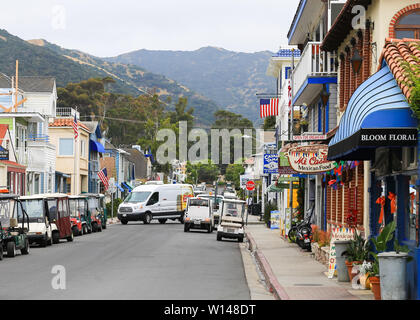 Avalon, Californie, USA - 31 mai 2017 : Une rue d'Avalon (île de Santa Catalina). Il y a beaucoup de magasins dans la rue. Banque D'Images