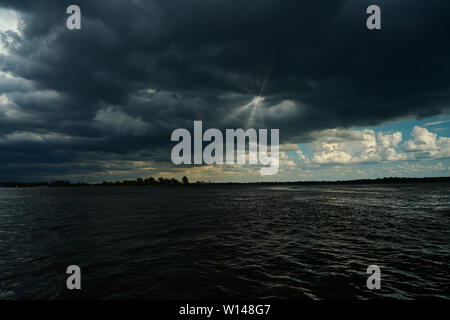 Montréal, Canada, Juin 29, 2019.Les nuages de tempête sur le lac de déménagement à Montréal,Québec,Canada.Credit:Mario Beauregard/Alamy Live News Banque D'Images