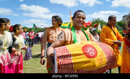 Londres, Royaume-Uni. 30 juin 2019. Les gens prennent part à Boishakhi Mela, un festival célébrant la nouvelle année Bengali. L'événement annuel commence avec un défilé près de Brick Lane suivie de festivités culturelles au champs des tisserands, le coeur de Banglatown dans la capitale. Crédit : Stephen Chung / Alamy Live News Banque D'Images