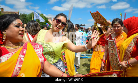 Londres, Royaume-Uni. 30 juin 2019. Les gens prennent part à Boishakhi Mela, un festival célébrant la nouvelle année Bengali. L'événement annuel commence avec un défilé près de Brick Lane suivie de festivités culturelles au champs des tisserands, le coeur de Banglatown dans la capitale. Crédit : Stephen Chung / Alamy Live News Banque D'Images