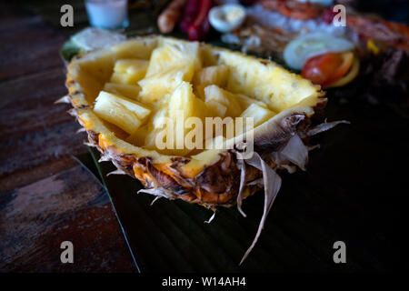 Plat traditionnel authentique Philippines Philippines : ananas farci sur une table, gros plan Banque D'Images