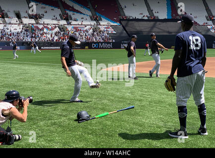 New York Yankees' Didi Grégoire (à droite) et Gio Urshela (gauche) réchauffer avant le match MLB Série de Londres au London Stadium. Banque D'Images