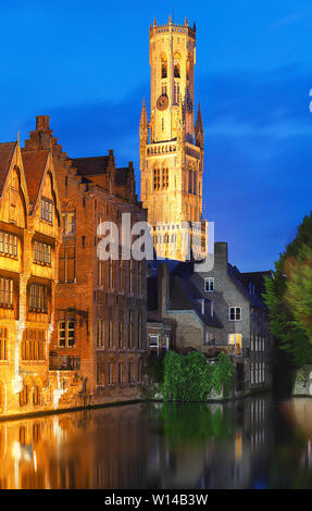 Vue sur la célèbre attraction touristique de Bruges - Rozenhoedkaai vue canal avec beffroi et maisons anciennes le long de canal avec arbre dans la nuit. Belgique Banque D'Images