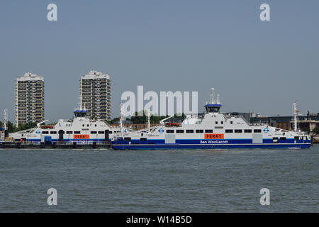 Les deux, de nouveaux navires, Woolwich Ferry vu ensemble au nord de l'embarcadère du ferry à North Woolwich, Londres Banque D'Images