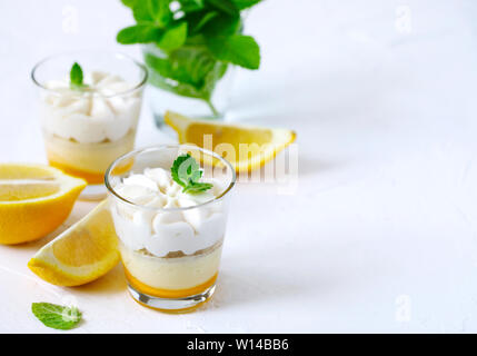 Limoncello - Dessert italien. Mousse au citron Cheesecake avec de la crème fouettée dans CUPS. Dessert d'été. Banque D'Images