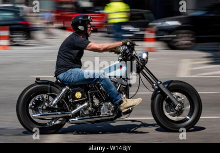 Hambourg, Allemagne. 30 Juin, 2019. Les participants de l'Hambourg Harley Days ride leurs motos à travers la ville hanséatique dans un grand défilé à la fin de l'événement. Axel Heimken Crédit :/dpa/Alamy Live News Banque D'Images