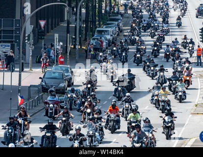 Hambourg, Allemagne. 30 Juin, 2019. Les participants de l'Hambourg Harley Days ride leurs motos à travers la ville hanséatique dans un grand défilé à la fin de l'événement. Axel Heimken Crédit :/dpa/Alamy Live News Banque D'Images