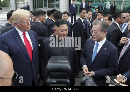 Paju, Seoul, Corée du Sud.30 juin 2019. 30 juin 2019-Paju, La Corée du Sud-NOUS Président Donald Trump, le dirigeant nord-coréen Kim Jong Un, le président sud-coréen Moon Jae en parler avant que leur réunion au village une trêve Panmunjom en Corée du Sud. Bureau : Président de crédit/ZUMA/Alamy Fil Live News Banque D'Images