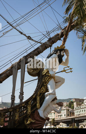 De proue de galleon utilisé dans Pirates Roman Polanski, le vieux port de Gênes, Ligurie, Italie, EuropeGenoa, Ligurie, Italie, Europe Banque D'Images