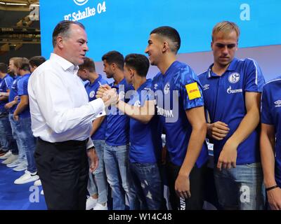 Gelsenkirchen, Allemagne. 30 Juin, 2019. firo : 30.06.2019, football, 1.Bundesliga, la saison 2019/2020, le FC Schalke 04, JHV, AGA, Clemens TONNIES Nassim et Boujellab | Conditions de crédit dans le monde entier : dpa/Alamy Live News Banque D'Images