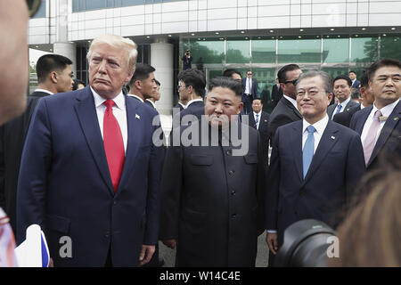 Paju, Seoul, Corée du Sud.30 juin 2019. 30 juin 2019-Paju, La Corée du Sud-NOUS Président Donald Trump, le dirigeant nord-coréen Kim Jong Un, le président sud-coréen Moon Jae en parler avant que leur réunion au village une trêve Panmunjom en Corée du Sud. Bureau : Président de crédit/ZUMA/Alamy Fil Live News Banque D'Images