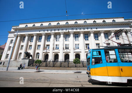 SOFIA, BULGARIE - 30 juin 2019 : célèbre Palais de Justice édifice du palais. Des personnes non identifiées, en face du palais de Sofia. Banque D'Images
