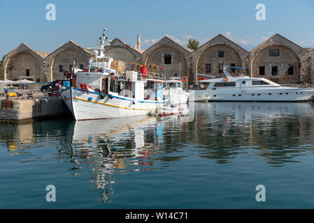 La Canée, Crète, Grèce. Juin 2019. Bateaux de pêche sur leurs amarres dans le vieux port vénitien de Crète Chania en Crète de l'ouest. Banque D'Images