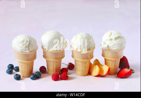 Glace vanille saveur en cônes avec des baies et fruits d'été Banque D'Images