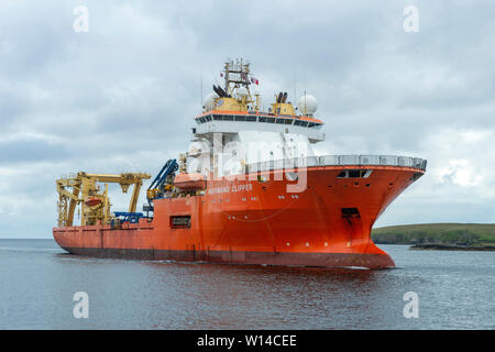 Normand Clipper l'accostage et mettre à terre plate-forme pétrolière désaffectée ferraille de plates-formes pétrolières en mer du Nord à l'Ecosse Shetland Lerwick Banque D'Images