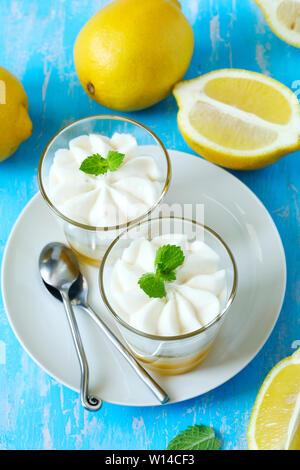 Limoncello - Dessert italien. Mousse au citron Cheesecake avec de la crème fouettée dans CUPS. Dessert d'été. Banque D'Images