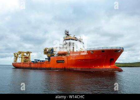 Normand Clipper l'accostage et mettre à terre plate-forme pétrolière désaffectée ferraille de plates-formes pétrolières en mer du Nord à l'Ecosse Shetland Lerwick Banque D'Images