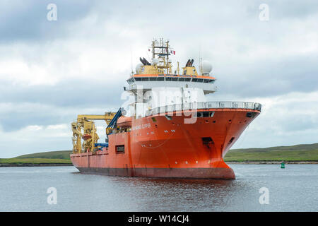 Normand Clipper l'accostage et mettre à terre plate-forme pétrolière désaffectée ferraille de plates-formes pétrolières en mer du Nord à l'Ecosse Shetland Lerwick Banque D'Images