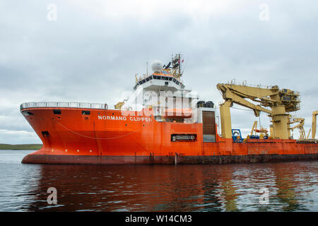 Normand Clipper l'accostage et mettre à terre plate-forme pétrolière désaffectée ferraille de plates-formes pétrolières en mer du Nord à l'Ecosse Shetland Lerwick Banque D'Images