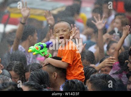 (190630) -- BEIJING, 30 juin 2019 (Xinhua) -- Les gens célèbrent le Wattah-Wattah annuel Festival à San Juan City, Philippines, le 24 juin 2019. (Xinhua/Rouelle Umali) Banque D'Images