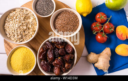 Haut afficher l'ensemble de l'air dans des bols , Légumes frais over white background. Banque D'Images