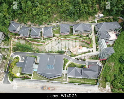 (190630) -- GUIYANG, 30 juin 2019 (Xinhua) -- photo aérienne prise le 29 juin 2019 présente le nouveau Lu Feng art museum de Qingyan ancienne ville de Guiyang, capitale de la province du Guizhou en Chine du sud-ouest. (Xinhua/Ying Yang) Banque D'Images