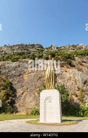 La gigantesque statue en bronze de la Vierge Marie près d'Éphèse à Izmir Province de la Turquie. Banque D'Images