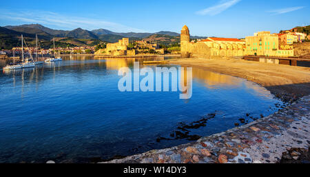 Collioure, France, une ville balnéaire populaire sur la mer Méditerranée, vue sur l'église Notre-Dame des Anges et château royal Banque D'Images