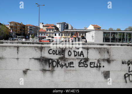 'Colhe o Dia, Porque és Ele' graffiti de l'écrivain portugais poète Fernando Pessoa Campanha Porto Oporto Portugal Europe KATHY DEWITT Banque D'Images