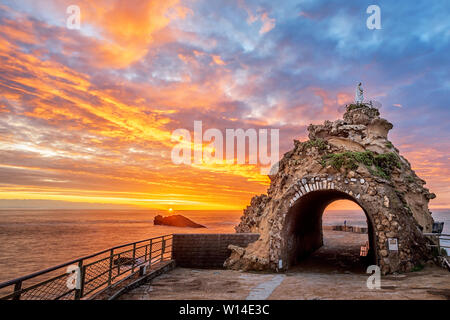 Biarritz, France, rocher de la Vierge (Rocher de la Vierge) sur la dramatique coucher de soleil sur l'océan Atlantique Banque D'Images