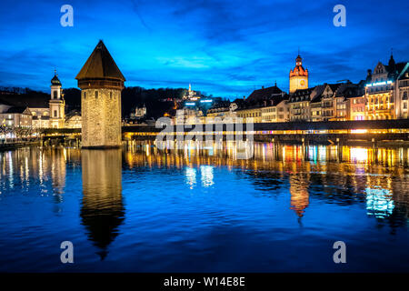 Lucerne, Suisse, la vieille ville et pont de la chapelle, reflétant dans la rivière en fin de soirée la lumière bleue Banque D'Images