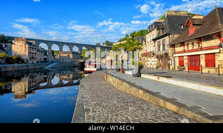 Dinan, vue panoramique de la vieille ville pittoresque et le viaduc sur la Rance, Côtes d'Armor, Bretagne, France Banque D'Images