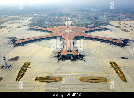 (190630) -- BEIJING, 30 juin 2019 (Xinhua) -- photo aérienne prise le 25 juin 2019 montre l'aérogare de la nouvel Aéroport International de Daxing à Beijing, capitale de la Chine. Le 30 juin marque la fin de la nouvelle construction de l'infrastructure de l'aéroport et le début de la phase préparatoire de l'aéroport par l'opération. Le nouvel aéroport est prévue d'être mis en service avant le 30 septembre. (Xinhua/Zhang Chenlin) Banque D'Images