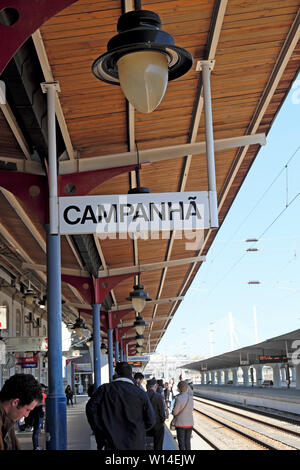 Vue verticale de la station signe et témoin historique avec les passagers en attente de train sur la plate-forme Campanha Porto Porto Portugal Europe KATHY DEWITT Banque D'Images