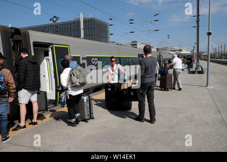 Passagers et bagages à bord du train à grande vitesse Alfa Pendular pour voyager de la gare Campanha Porto à la ville de Lisbonne au Portugal Europe KATHY DEWITT Banque D'Images