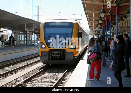 Les passagers qui attendent les gens sur la plate-forme à bord d'un train à la Gare de Campanhã à Porto Porto Portugal Europe KATHY DEWITT Banque D'Images