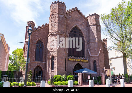 Salem, MA - le 8 juin 2019 : l'extérieur de la Salem Witch Museum qui raconte l'histoire de la 1692 Sentiers de sorcières de Salem, au Massachusetts Banque D'Images