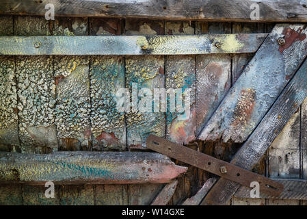 Une porte en bois délabrées avec peinture boursouflée. Banque D'Images