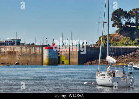 Image de l'écluse du Barrage de la Rance, Saint-Malo, France, du bord de mer. Banque D'Images