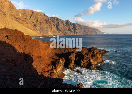 Falaises de Los Gigantes (falaises des Géants) à partir de la Punta de Teno cape à Tenerife island, Espagne Banque D'Images
