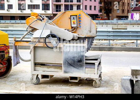 Machine à disque pour la coupe de dalles à la construction routière site sur une rue de la ville. Des engins de voirie. L'amélioration des routes urbaines. Banque D'Images