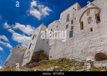 La vieille ville d'Ostuni, Puglia, Italie. Elle est communément appelée « la ville blanche » pour ses murs blancs et son architecture peinte en blanc. Banque D'Images