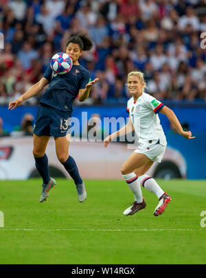 Paris, Frankreich. 28 Juin, 2019. France, Paris, Parc des Princes, 28.06.2019, Football - Coupe du Monde féminine de la FIFA - Quart de finale - France - USA Photo : Corinne de diacres (France, #  13) et Abby Dahlerkemper (USA, #  7) dans le monde de l'utilisation | Credit : dpa/Alamy Live News Banque D'Images