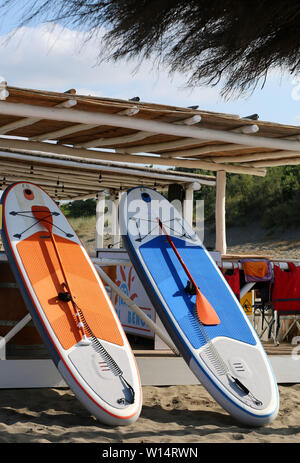 Deux paddle-board se tiennent sur la plage en Toscane, en Italie. Banque D'Images