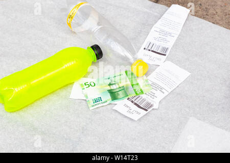 Recycler les bouteilles en plastique en Norvège pour l'argent. Banque D'Images